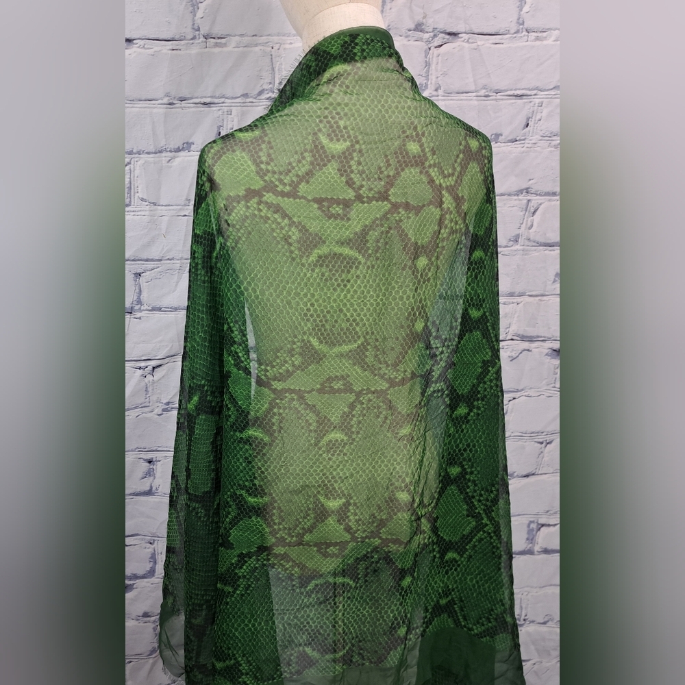 Burberry Women's Scarf Green Reptile Snakeskin 100% Silk Italy 70" x 40" - Picture 12 of 16